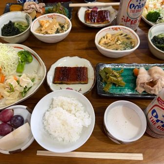 夕食です🍽️

野菜🥬もたっぷり。鰻の蒲焼まであって豪華です。美味しかったです😋