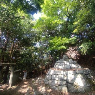 多武峰山中にあるこの墓は談山神社の中興の祖と言われている増賀上人の墓です
変わった形の墓陵