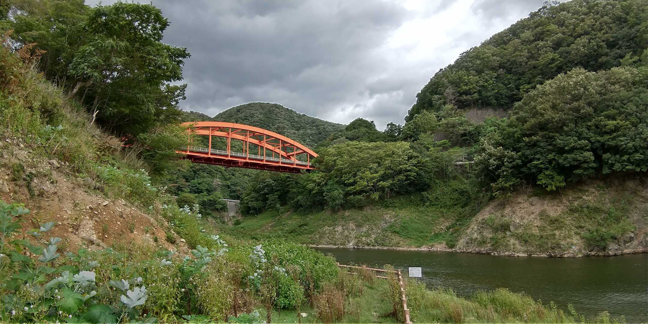 知明湖は、ダム湖百選に選定されている、一庫ダムの湛水池。
リサーチ不足で行かなかったが、手掘りの髄道や吊り橋(現在、通行止め)もあるらしい。また来よう。