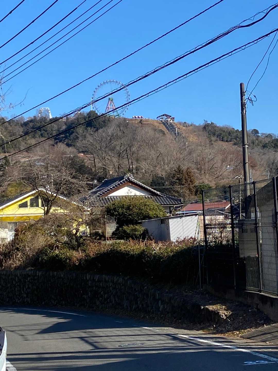 民家沿いの道を歩いていくと、賑やかな音楽が🎵
相模湖MORIMORIの観覧車が見えてきました。
私の世代はピクニックランドという名前の方が馴染みありますよねー。お世話になった遊園地です🎡