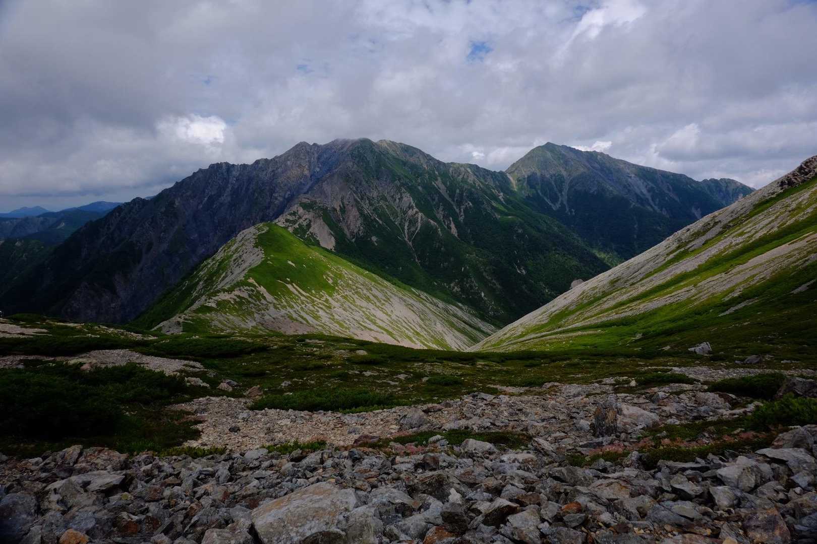雲が立ち込め始める荒川三山