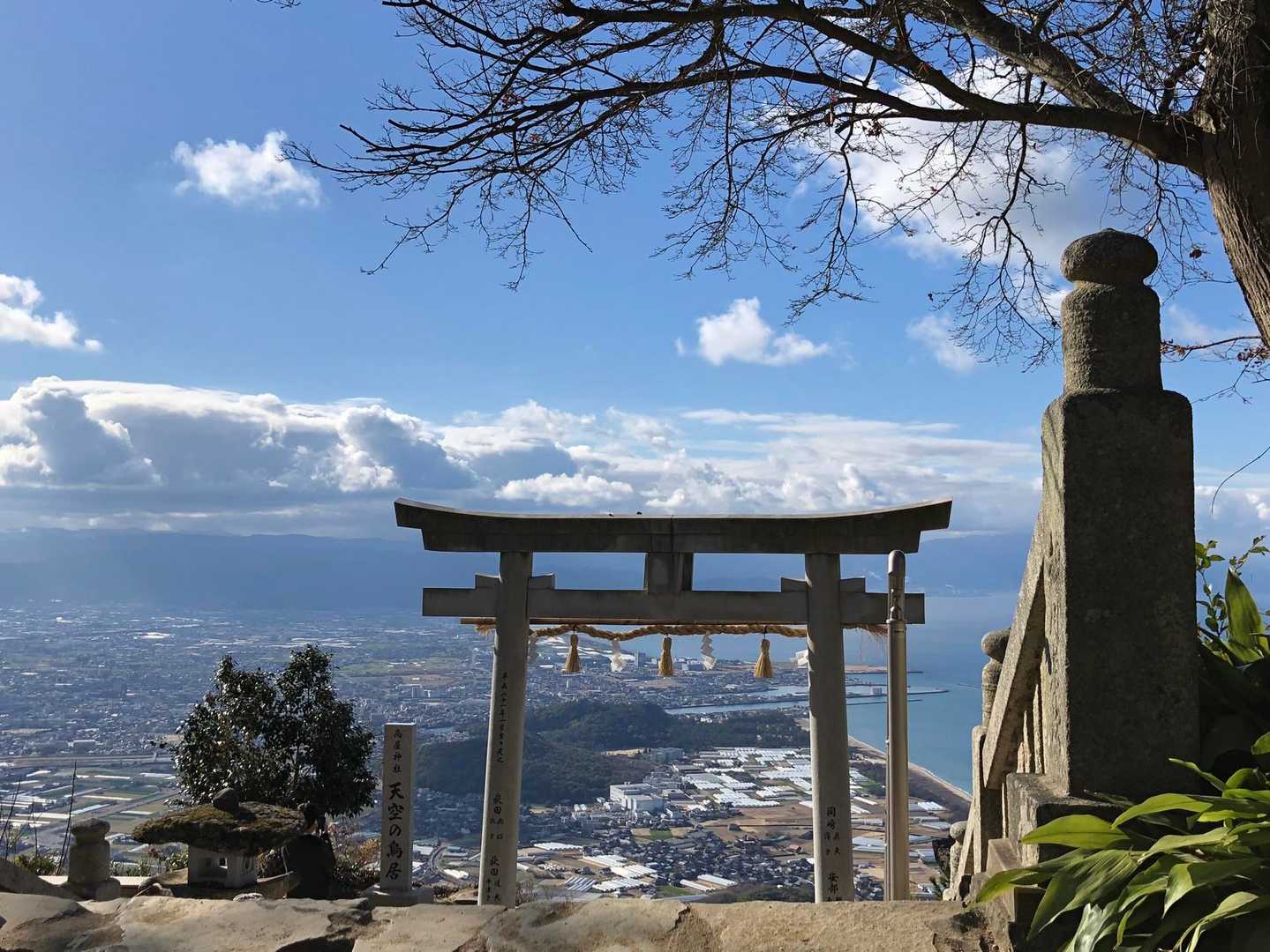 鳥居越しに見える
観音寺の町並みと瀬戸内海🌊

空気が冷たくて気持ちが良く🩵
絶景です✨✨
幸せな気分になりました😊🙏

