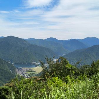 丹沢湖が見えます。