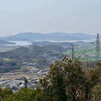 玉野アルプス（八丈岩山〜貝殻山〜剣山）の後方に金甲山が見えます。
