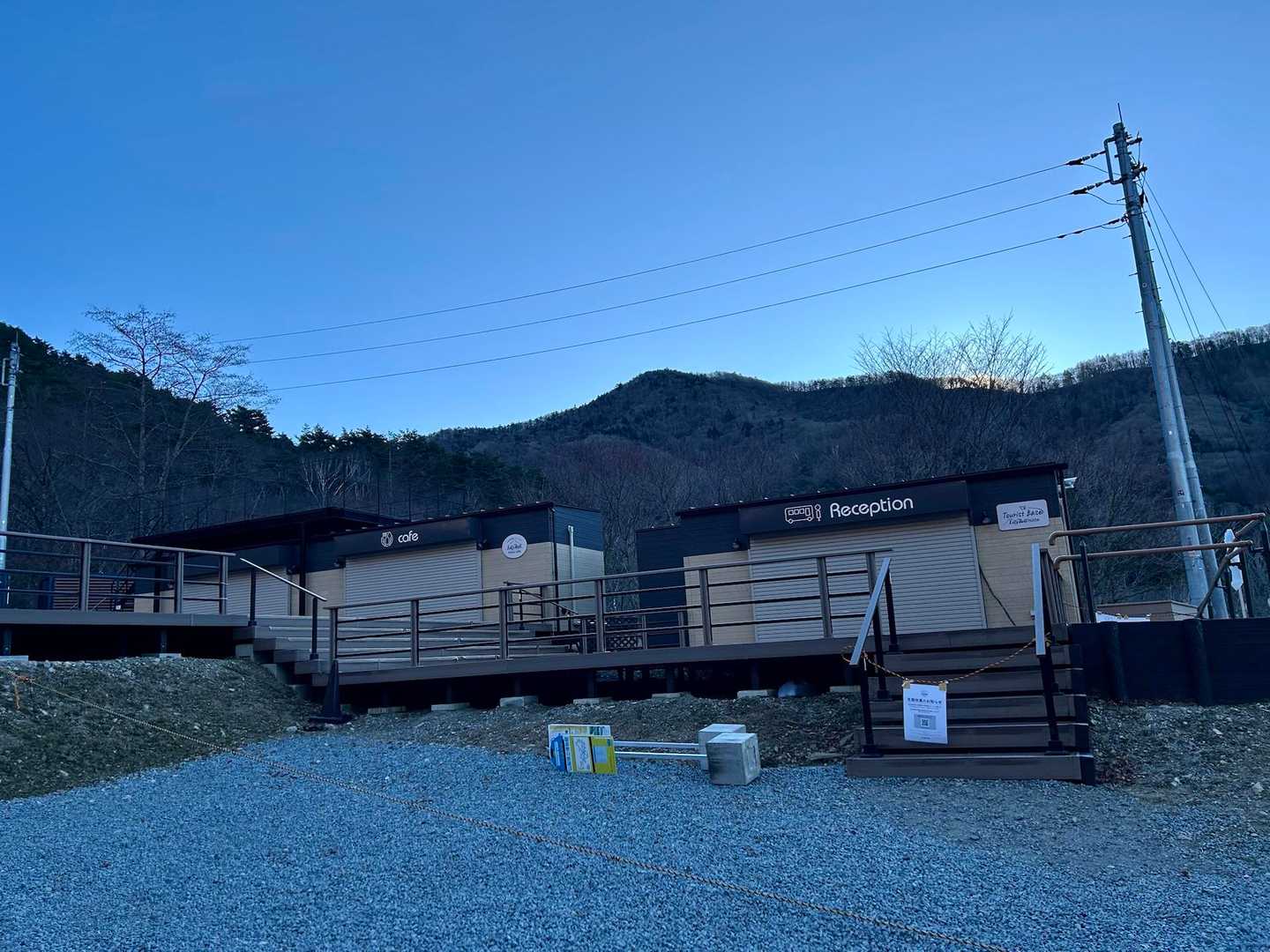 すずらん群生地駐車場は新道峠のツインテラスまでのシャトルバスの発着所になっています。
カフェ等ありますが冬季閉鎖中。