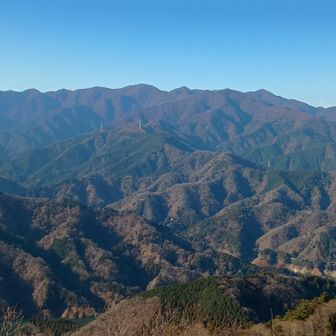そして本日のメインイベント
山襞やまひだドーン✨😍
ここにフォーカスする人は少ないが😅丹沢山塊は山襞の宝庫であるのは間違いなく主脈のオールスターを俯瞰できるこの場所はとてもレアだ！！
