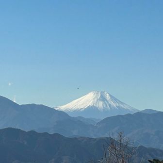 ズームしました
肉眼でこの大きさ🗻で見えます
ヘリが飛んでます