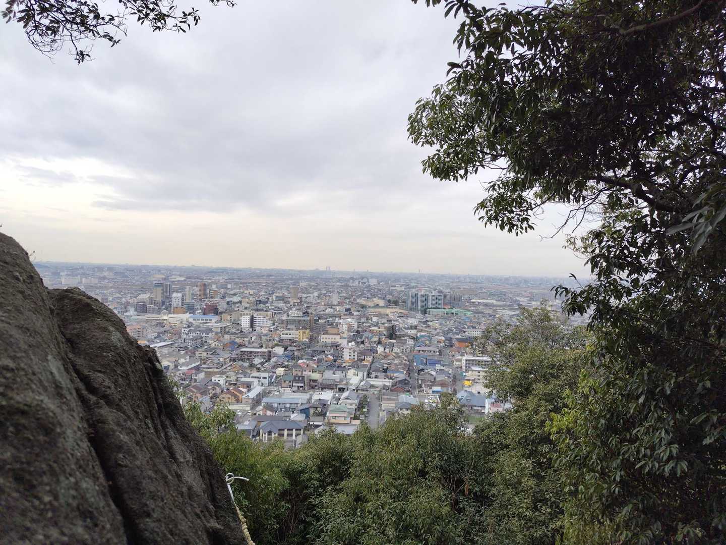 夫婦岩からの大阪平野。曇っていてもハルカス見えました。