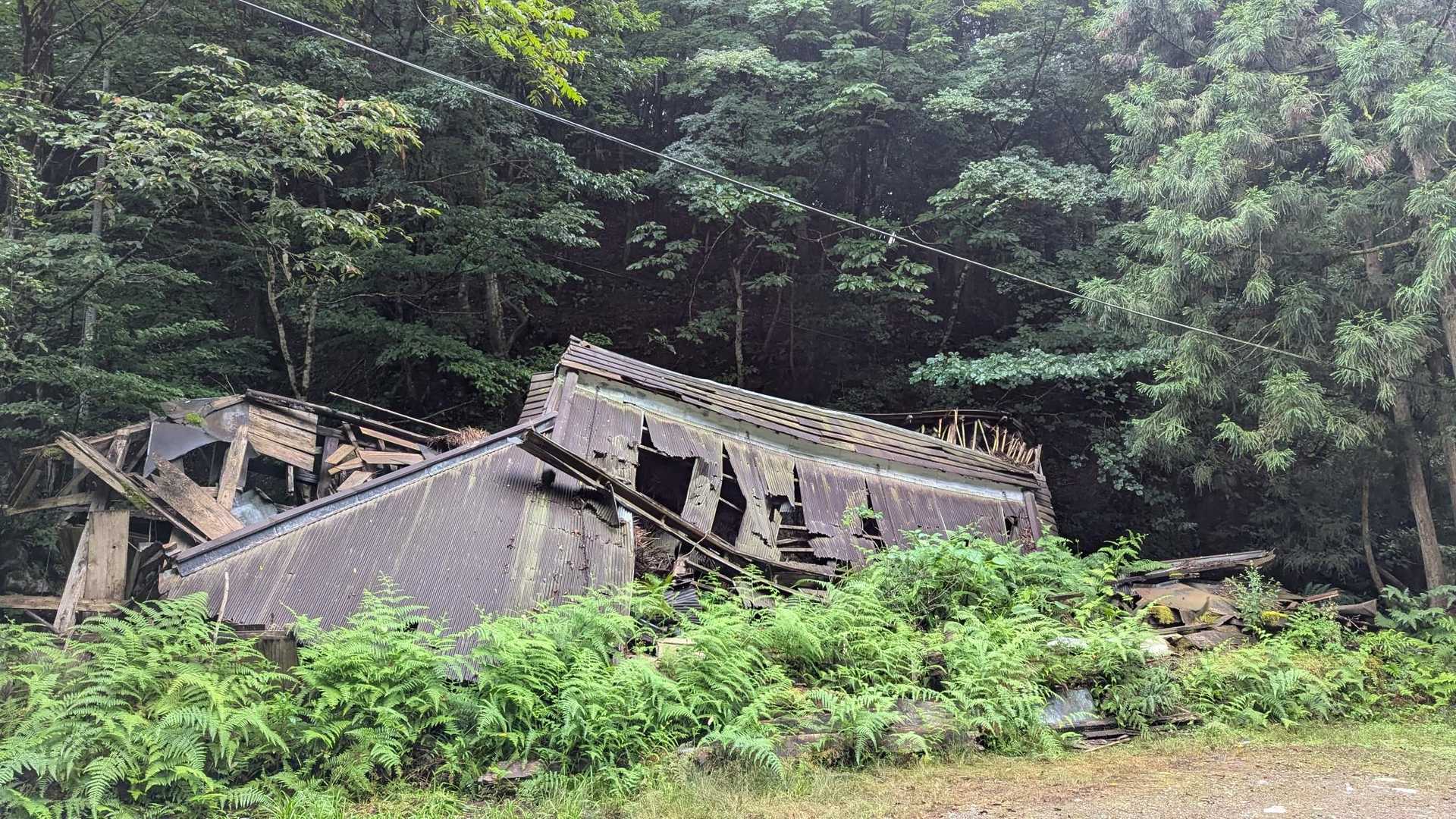 登山口に来るまでに
すっかり観光地になった「河内の風穴」を通ります。
そりゃ、毎日毎日暑いから涼しいとこを求めて来るよね。
だけど駐車場もいっぱいなら　「ここから2時間待ち」なんて看板もあり。
帰り道も大勢の方がホッソイ道なのに歩いておられました。

登山口、久しぶりに来たら
ありゃ家がこけましたね🥶