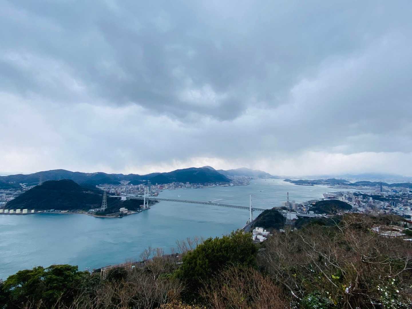 視野を広く再び九州門司市街側
奥の雲が雪を降らせています