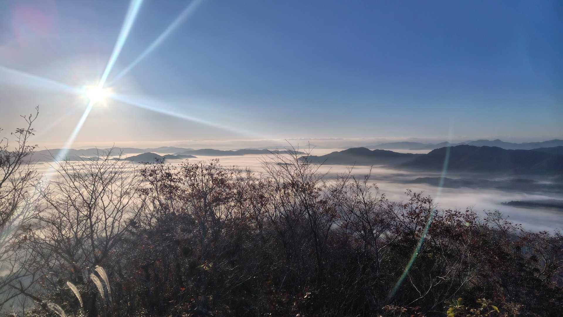 東側は…🙄

ウヒョ〜🥰
朝日🌄と雲海☁️のコラボの絶景✨️絶賛発動中🤩😍⤴️⤴️

これは、良い物を見たね😁
私の直感✨️は大当たり🎯💯
やったね😆⤴️⤴️

朝🌄早くから登った甲斐が有ったね👍