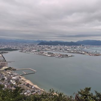 少し歩いただけで さっきと見える角度が変わっておもしろいです