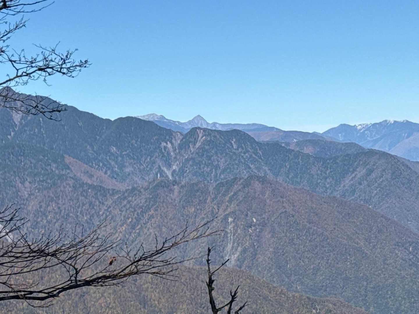 南アルプス　北岳・間ノ岳・農鳥岳。
尖ってるのが、北岳です。