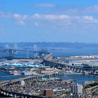 JR瀬戸大橋線の高架橋に続く南・北備讃瀬戸大橋や番の州コンビナート 坂出市や宇多津町が一望❇️

一番奥は本州 岡山県 こんな里山でも展望所まで来る価値有りますよ😆