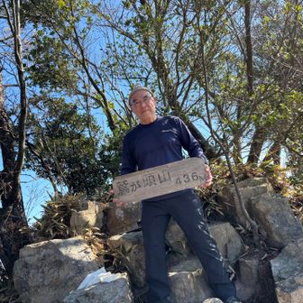 山頂碑
“ワシがオヤジだ山”を地で行く人😆