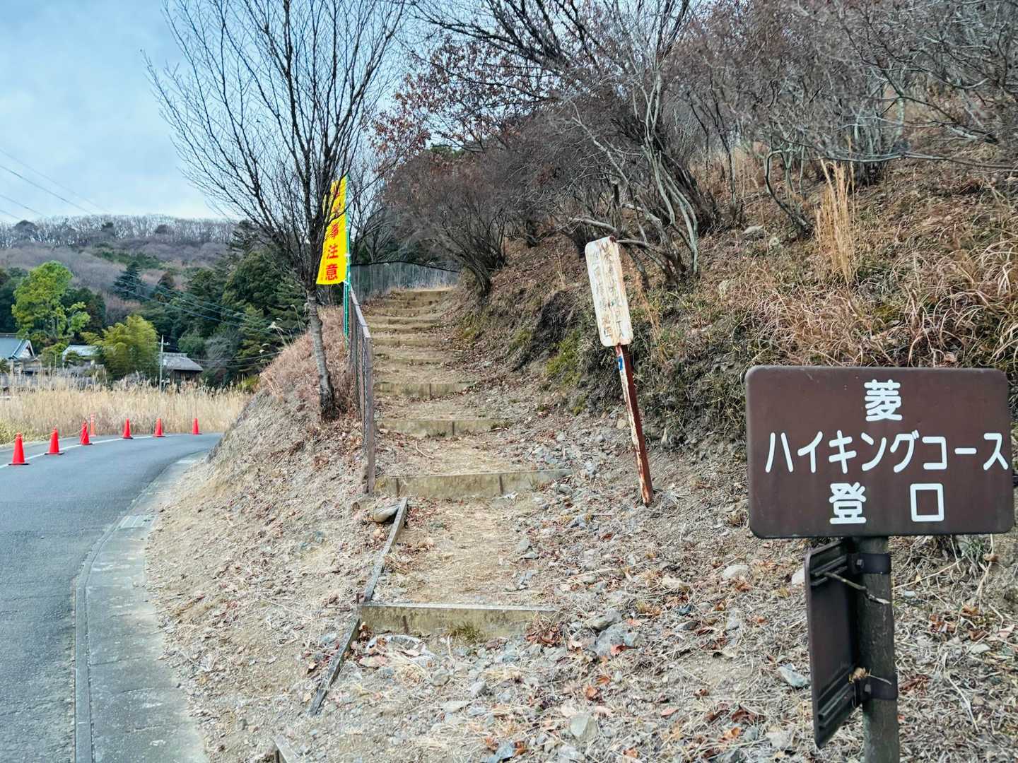 駐車場のすぐ横が登山口です