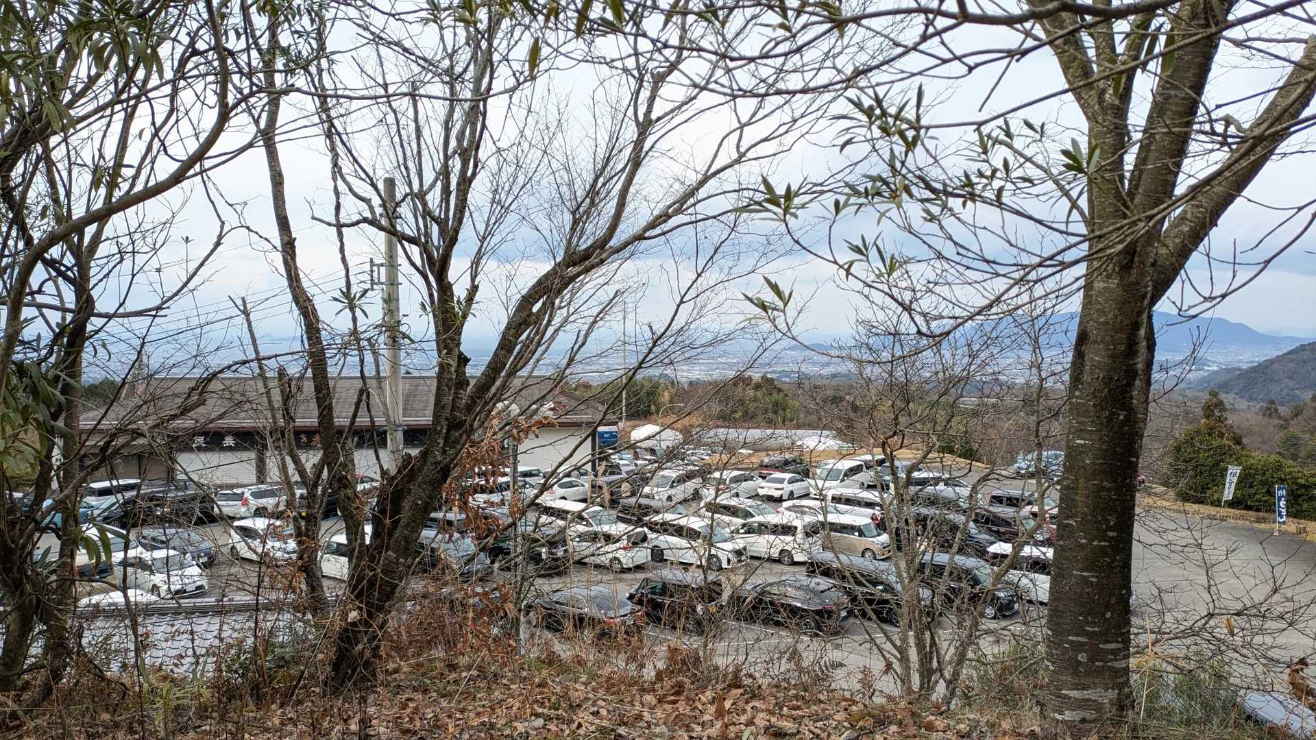 降りてきたら車が更に増えてるし、下の駐車場もまあまあ停まってる😂