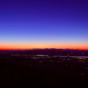【ご来光①】
今年は早めにスタンバイ。
ご来光を待ちながら、空のグラデーションに見惚れる✨

Sunrise ①
I got ready early this year.
While waiting for the sunrise, I enjoyed the peaceful, dark atmosphere of the hike and the quiet of the night.