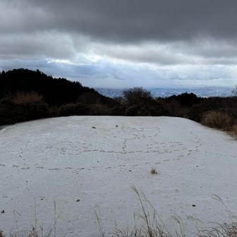 たったおひとり　お兄さんがいて、何やら踏みながら絵を描いてる👣

う〜ん…左右対称のなんだろう…❓
終わるまで待って、聞いてみたら「ドラえもん💙」との事✨

ホントだっ❗️ドラえもんだーっ🤭
もっと雪❄️が積もっていたら　良かったのに〜🎶