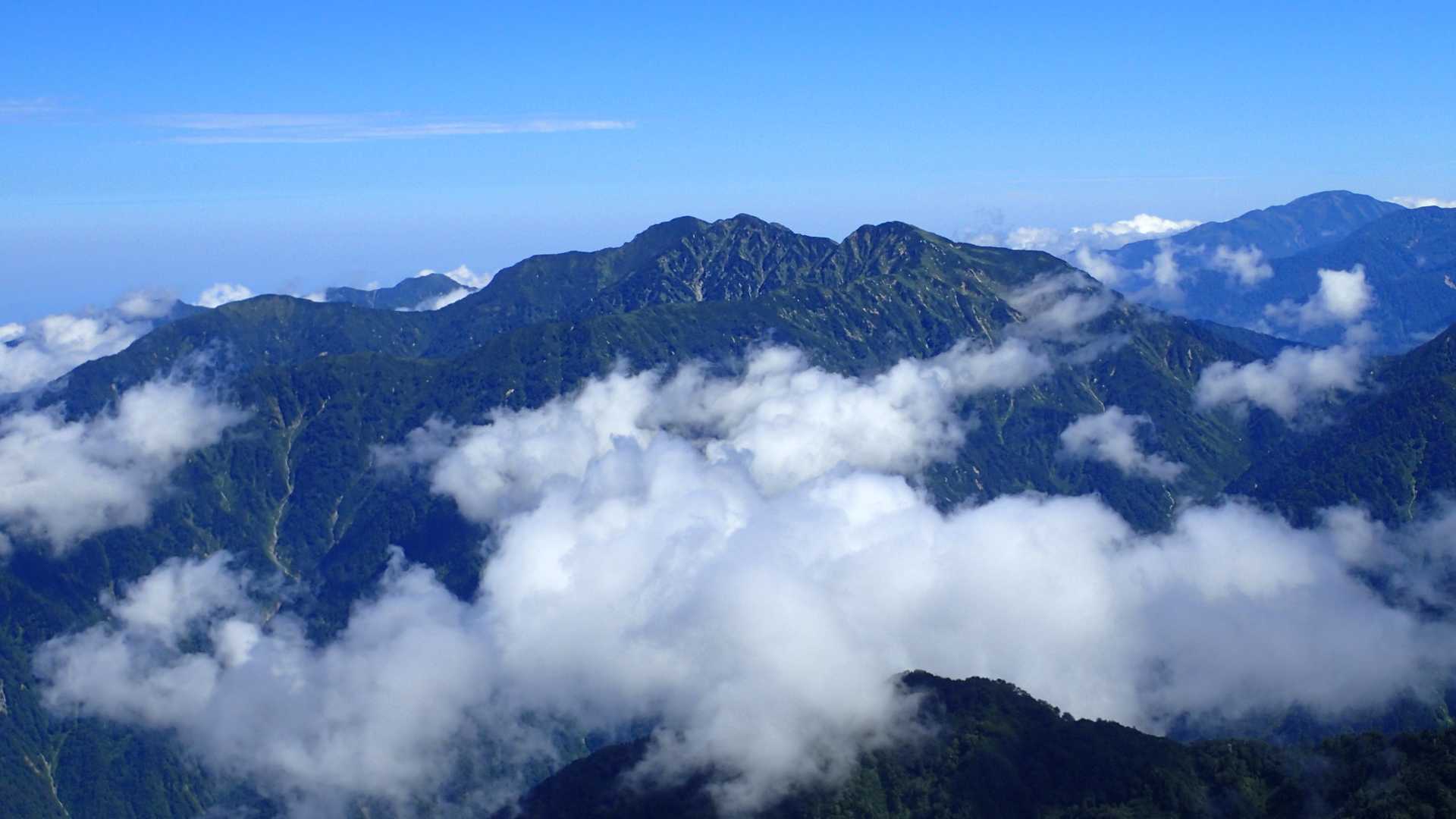 そして毛勝三山も～東芦見尾根からの猫又、真ん中の釜谷、重なって見える毛勝山、大明神も見えるよ～