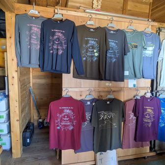 中にはtシャツや手ぬぐいバッジなど販売