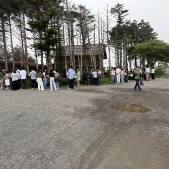 しかし…ですよ…コロボックルヒュッテはこの有様…50人位は並んでるかな…
