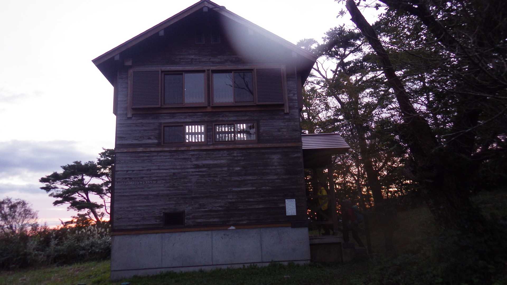 避難小屋のトイレは水洗。