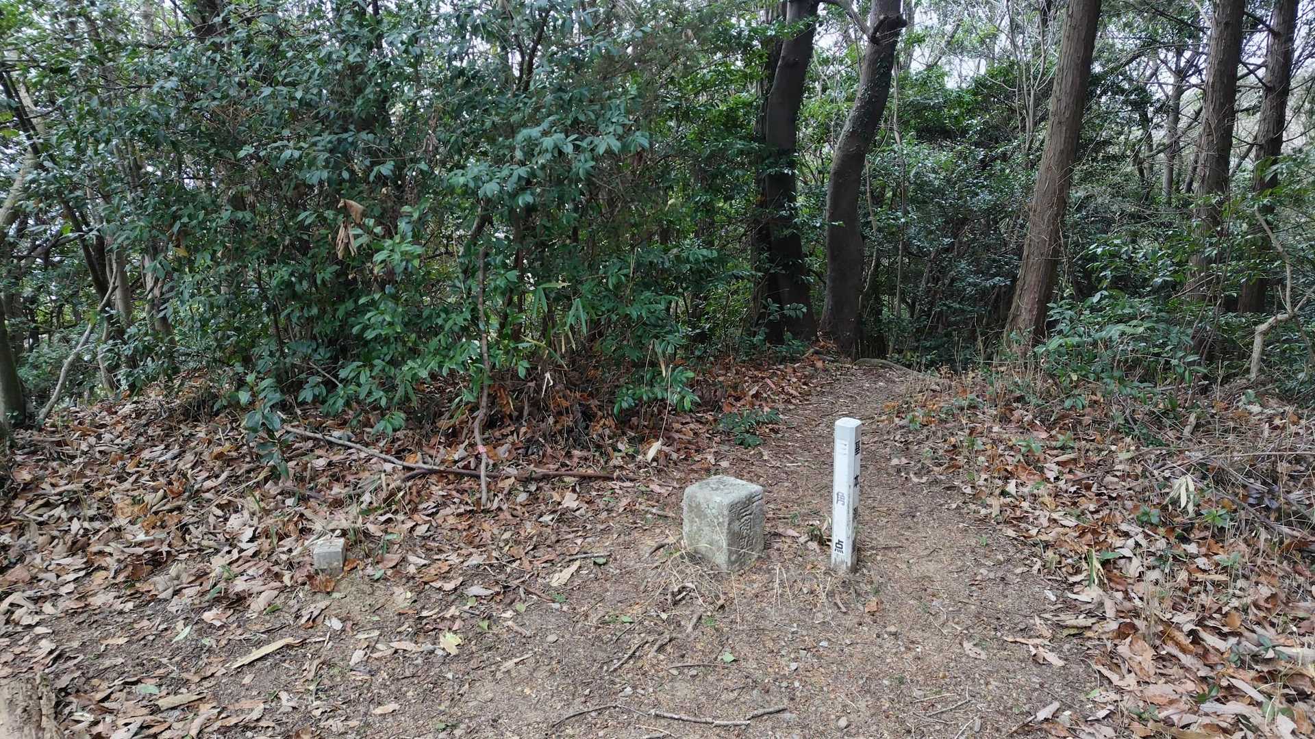 狭い眺望ない山頂でした😅