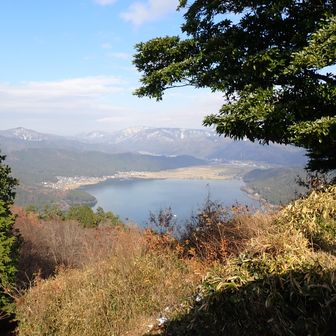 余呉湖
余呉湖の奥に余呉駅