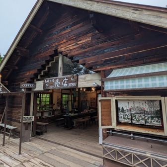 長蔵小屋の売店でステッカー購入💰️
（ここへ来る直前🐻クマの目撃情報があり、尾瀬沼の南岸コースへルート変更）