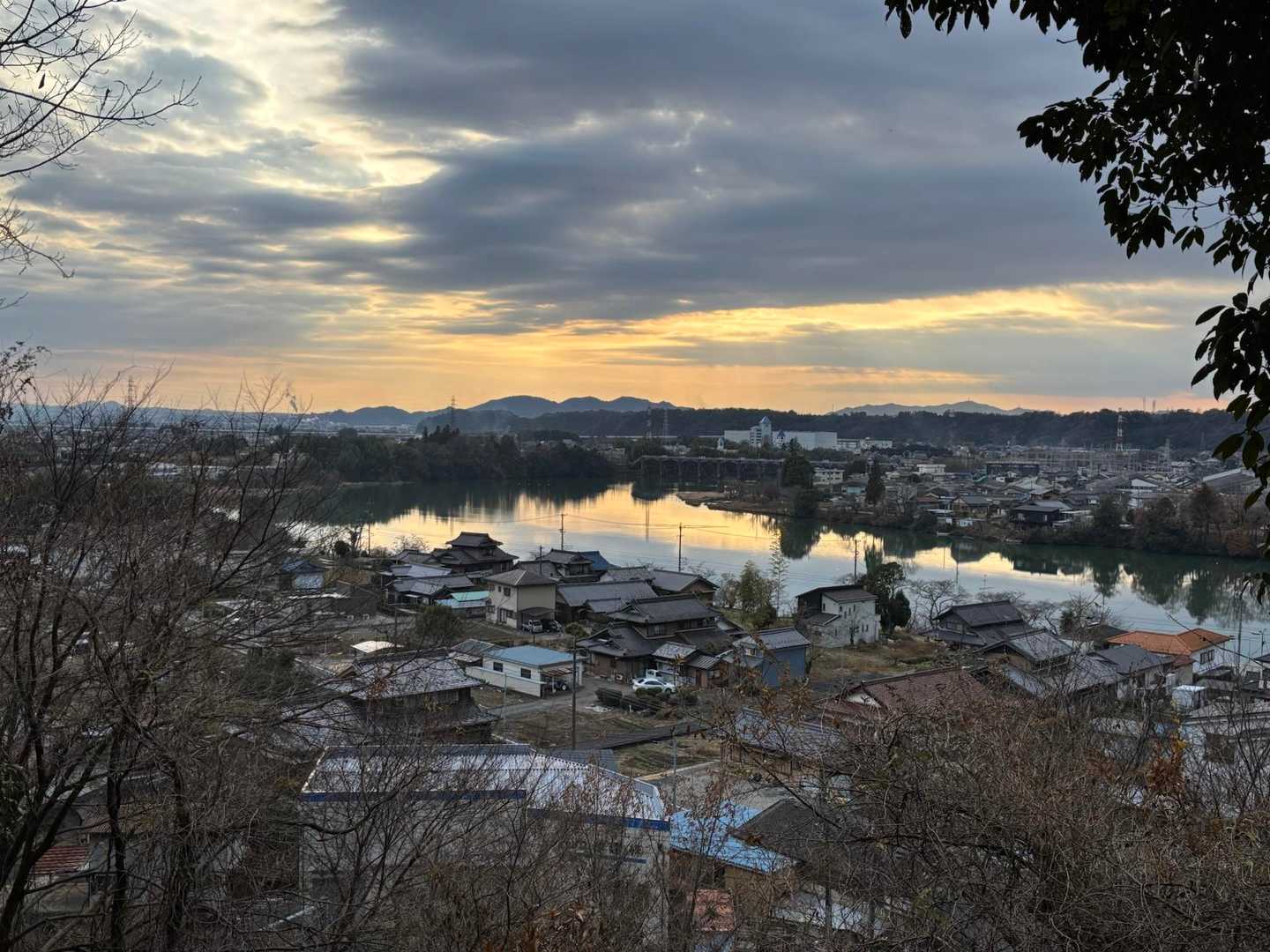 降りてきて川が近い✨
もう、オレンジ色の稜線は見えない✨