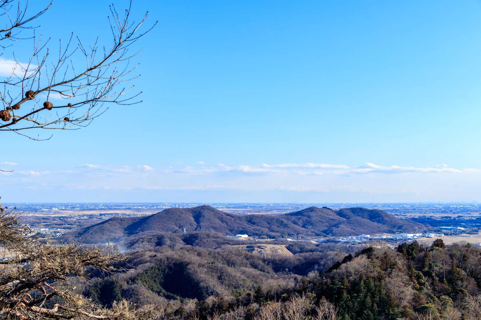 高鳥屋山山頂に到着。
午前中に登った三毳山が見えます。