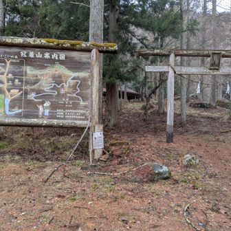 駐車場に７、８台あり。登山開始。

後に、団体の登山者さんたちとすれ違う。

いこいの森には、冬季閉鎖中のトイレやキャンプ場、ロッジなどあり。