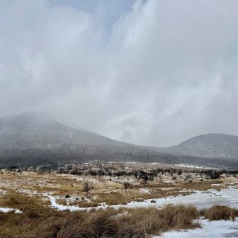 下山後、ガスが抜け始めたね。由布岳と日向岳（右）