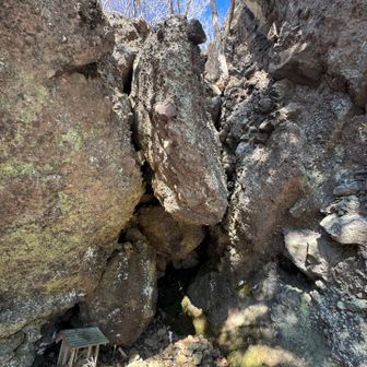 落ちそうな岩