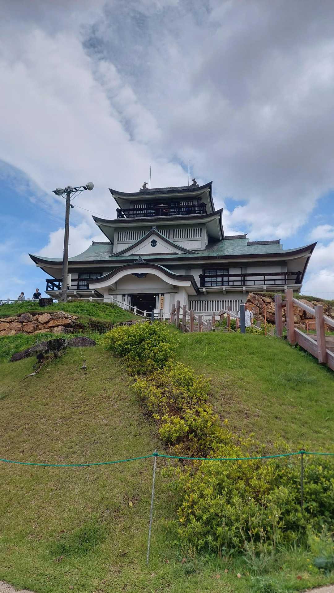 ぐるっと外周歩いて、少し登ったら🏯に着いたよ🤗