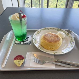 クリームソーダとパンケーキで腹パン😮‍💨