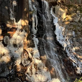 母の白滝。半分氷瀑化していて迫力満点です。道を間違えながらも見に来た甲斐がありました。