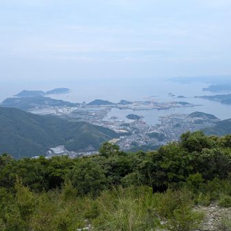 曇天のため、水墨画のような眺めです😢香焼の大島造船所