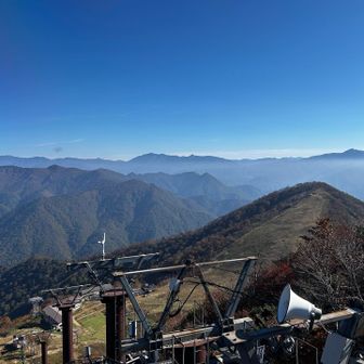 群馬の山を一望できる天神峠の展望台は、リラックスチェアが複数置いてあって、コーヒー打ってて、リゾート感満載！