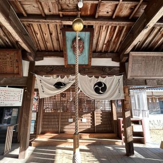 中倉神社に登山の安全を祈願して、神社右手の中倉神社登山口から登る。いきなり急登。