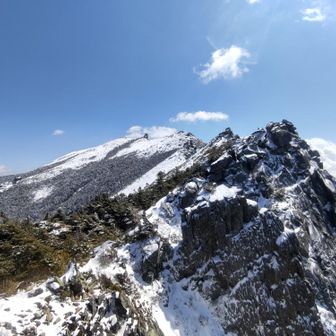 砂払ノ頭を越えると、大峰奥駈道を思わせる崖が現れました。
まぁ、山上ヶ岳には行ったことがないので、適当です💦