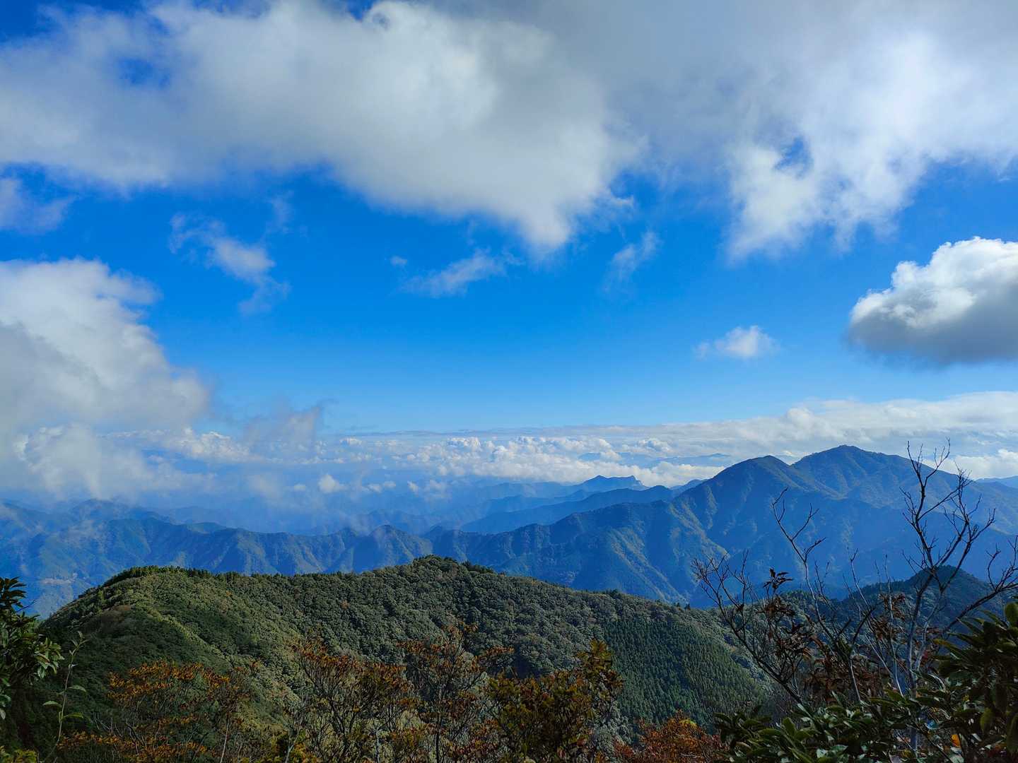 山頂は360度絶景
遠くの雲のモクモクがきれい✨
早速朝ラーメン食べました🍜