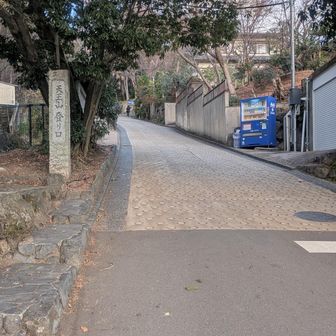 阪急大山崎駅前の駐輪場にスクーターを停めたところからスタート。
天王山の登り口。舗装路の急坂がしばらく続く。