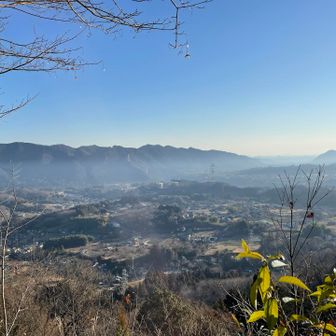 『桜道展望台』からの眺望✨
南高尾セブンサミッツが良く見える👀
右の凸は「津久井城山」 ← 帰り道に行くことになる