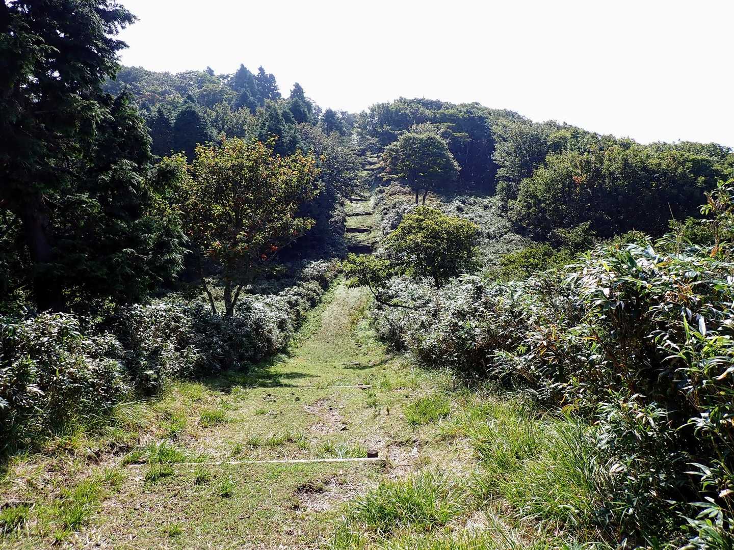駒の尾山の山頂を目指します。