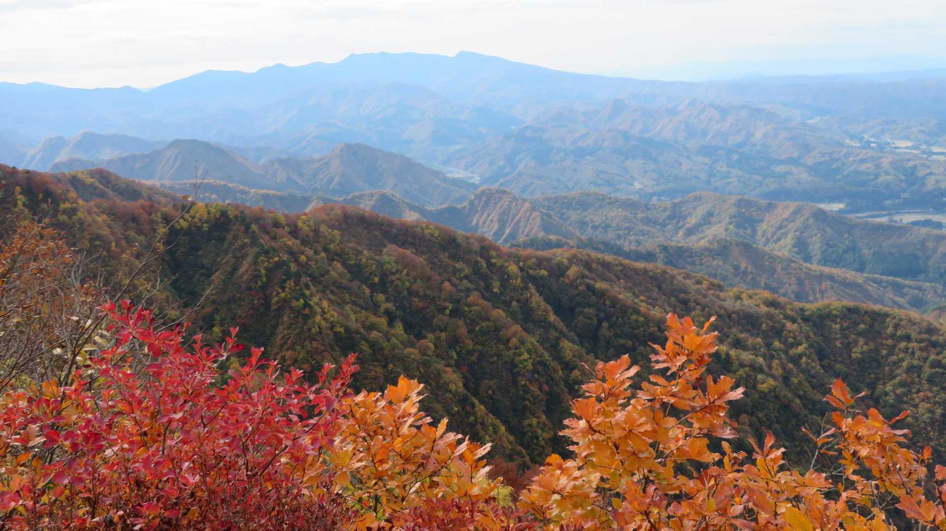 山並みが染まる！奥が守門岳