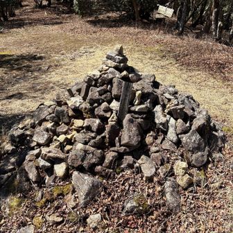 尾鈴山の山頂にケルンがありました。