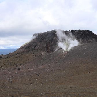 A火口の噴気、もくもく