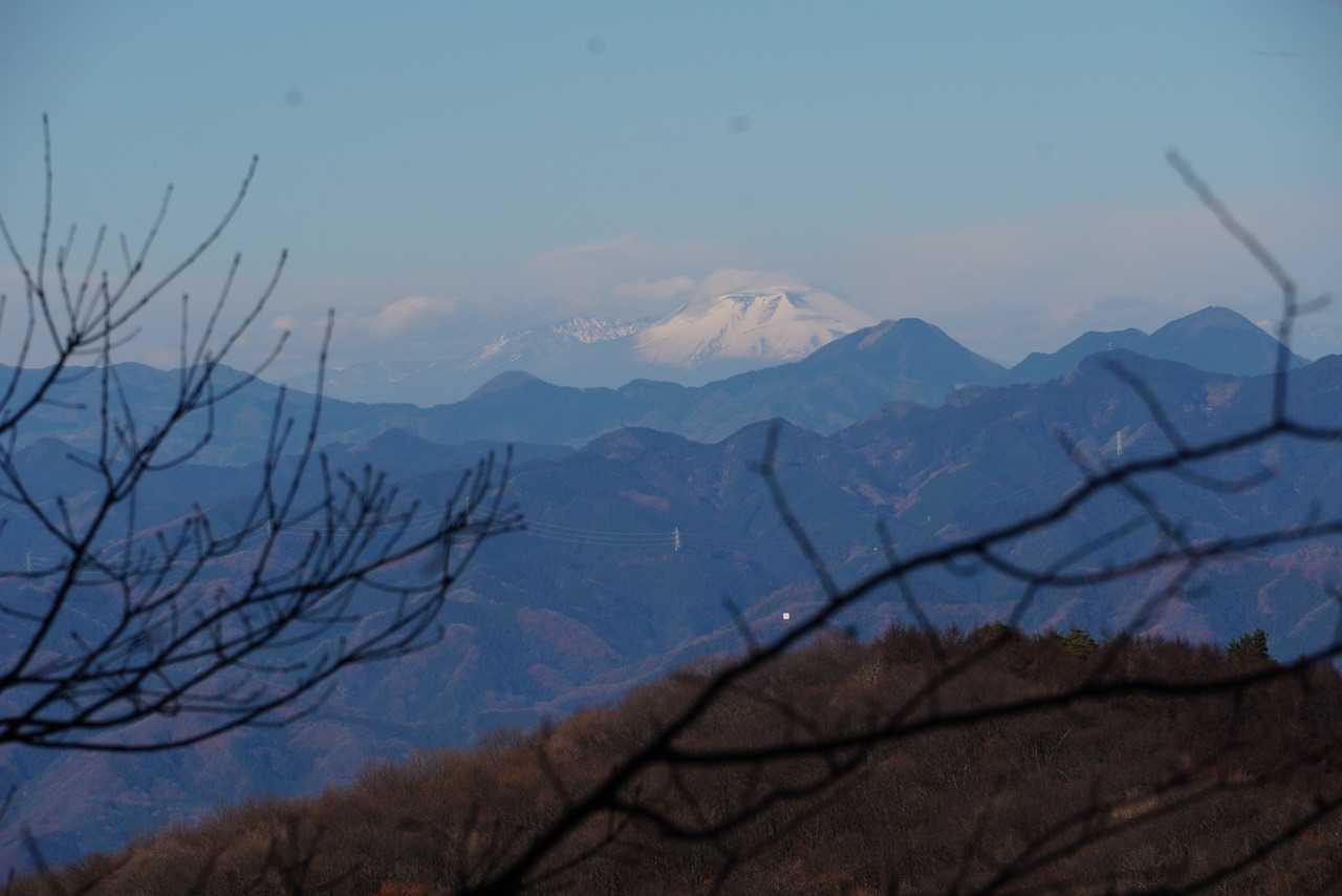 丸山の山頂に到着✌️。さあ、お楽しみの大展望です。まずは何と言っても浅間山❣️カッコいいなぁ。惚れ惚れします。
